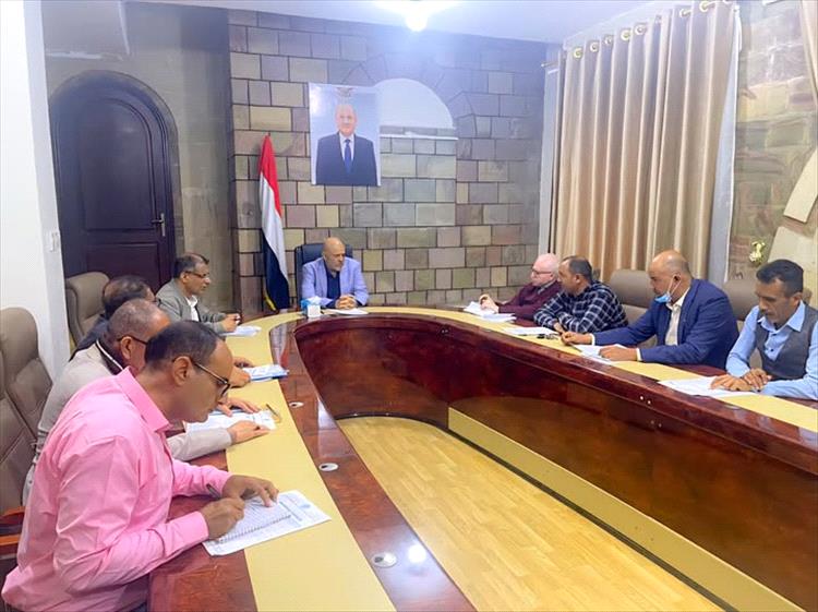 محافظ تعز يوجه بتشكيل لجنة لإعداد خطة لمواجهة أزمة المياه