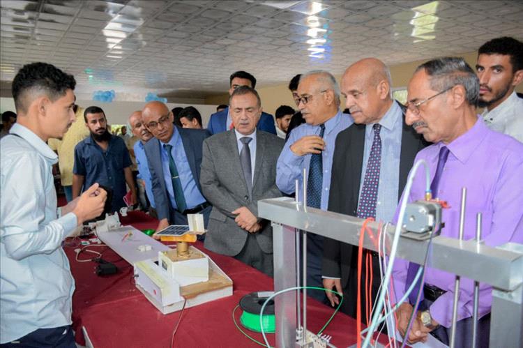 الإبداع الهندسي عنوان الجودة.. رئيس جامعة عدن يتفقد المعرض العلمي لكلية الهندسة
