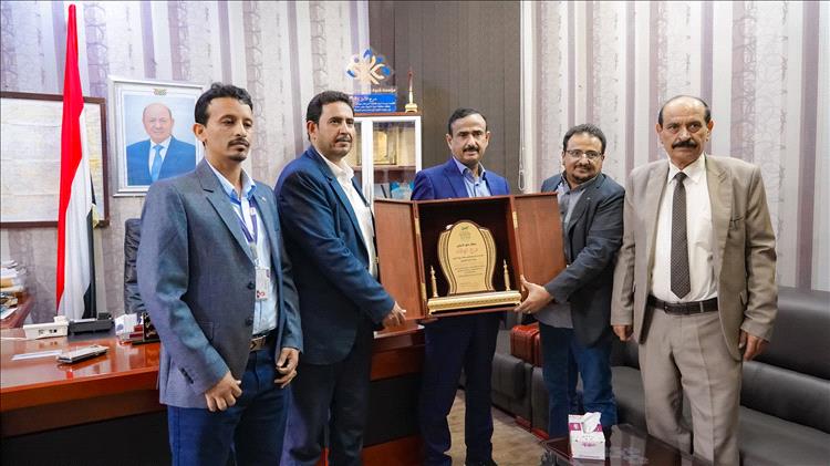 محافظ شبوة يتسلم درع الوفاء من إدارة مطار عتق الدولي تقديرًا لجهوده في إعادة تشغيله