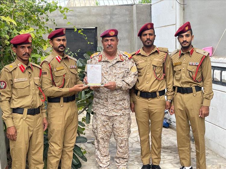 خريجون من الكلية الحربية يكرّمون قائد محور أبين وقائد اللواء الأول حماية رئاسية العميد سند الرهوة