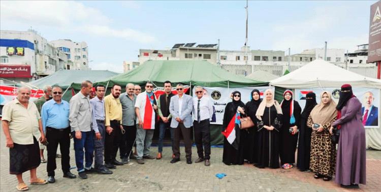 قيادات "التربية والتعليم" في عدن تجدد العهد للواء الزُبيدي من قلب ساحات الاعتصام 