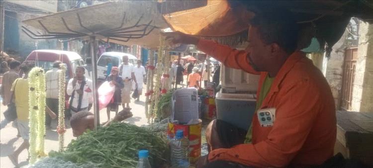 بين رائحة الفل وقسوة الحياة شوقي سالم يحكي قصة كفاح 27 عامًا في أسواق عدن 