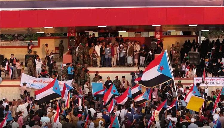 موكب أبين الجماهيري يحتشد في ساحة الحرية بعدن تأكيدًا على مطلب استعادة الدولة