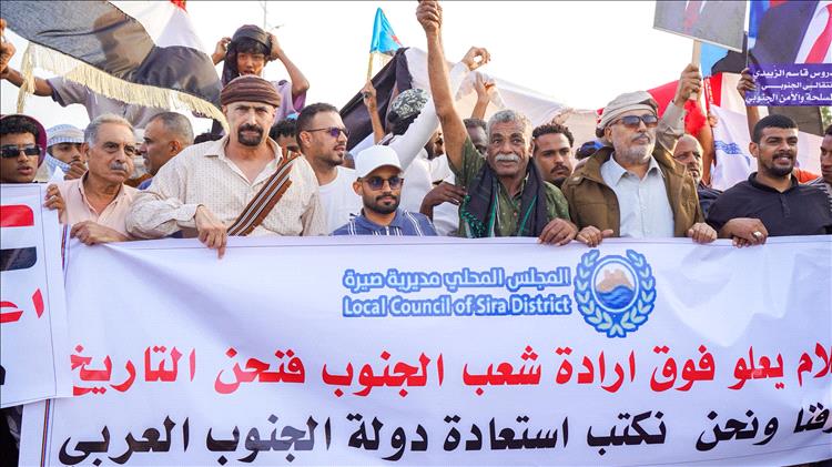أبناء صيرة يتقدمهم مدير المديرية يشاركون في اعتصام ساحة العروض للمطالبة باستقلال الجنوب