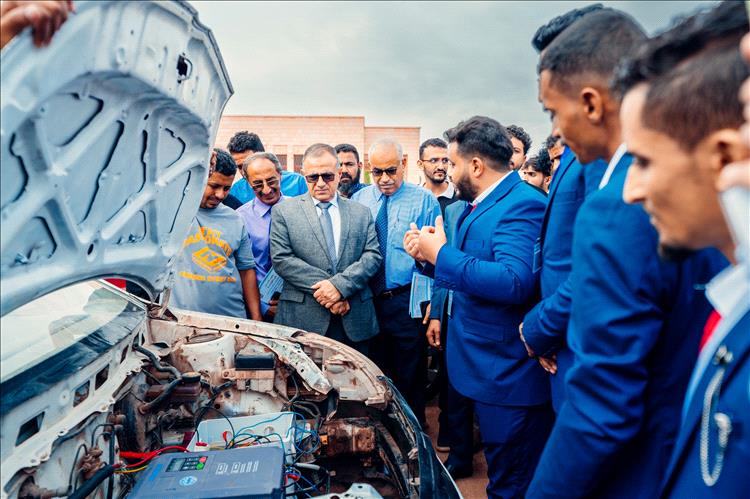 خريجو هندسة عدن يحوّلون سيارة بنزين إلى كهربائية ذكية بالكامل 
