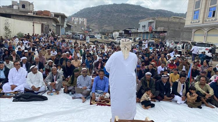 أبناء الضالع يقيمون صلاة الجمعة في مخيم الاعتصام المفتوح