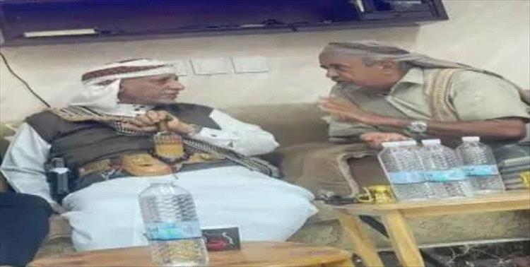 مسؤولون وشخصيات اجتماعية يزورون الشاعر الكبير علي ناصر الناصري في مستشفى عدن الخيري