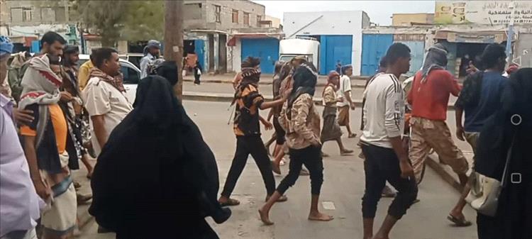 مدينة زنجبار تشهد تظاهرة سلمية للمطالبة بعودة الخدمات وصرف المرتبات