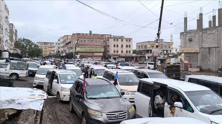 موكب أبناء ردفان ينطلق من مدينة الحبيلين إلى ساحة العروض بخور مكسر للمشاركة في الاعتصام الشعبي المطالب باستقلال الجنوب 