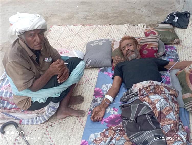 المناضل علي محمد بن جنة يزور الإعلامي عبدالله الطحر للاطمئنان على صحته