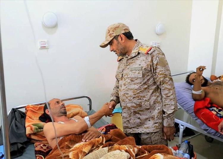 رئيس هيئة الأركان يتفقد جرحى المنطقة العسكرية الأولى في مستشفيات مأرب