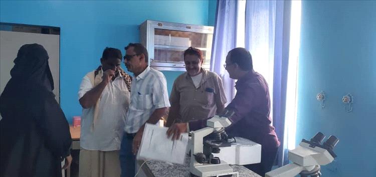الحديدة.. تسليم ميكروسكوب حديث لمستشفى حيس الريفي لتعزيز تشخيص الملاريا