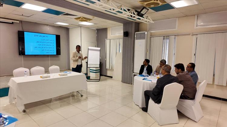 الوكيل بارزيق يدشّن ورشة عمل تدريبية حول دور البلديات في التكيف الحضري بالمكلا