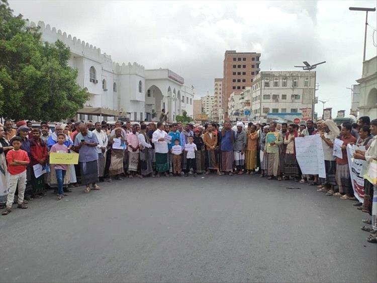 معلمو ساحل حضرموت يطالبون بصرف مستحقاتهم المتأخرة