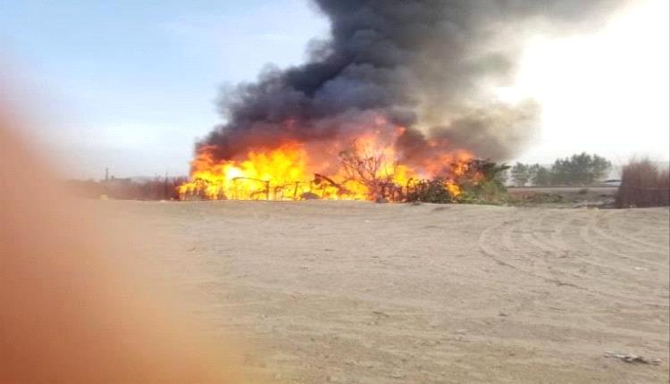 حجة.. حريق يلتهم مساكن نازحين في حيران ويترك أسرتين بلا مأوى