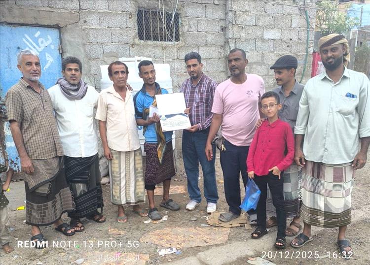 أهالي حي الرشيد بخور مكسر يكرمون عامل الصرف الصحي بسام علي فتيني تقديرًا لجهوده المتميزة