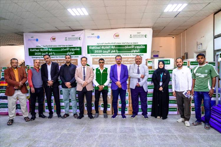 الأمين العام لمحلي حضرموت يدشن دعم المرافق الصحية بالإمدادات الطبية والصحية بساحل حضرموت