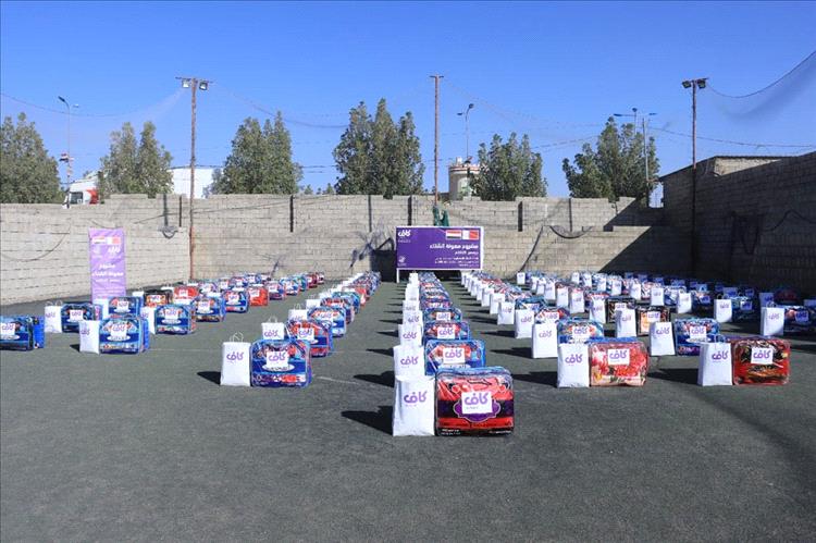 لمواجهة برد الشتاء.. توزيع مساعدات شتوية على 100 أسرة نازحة في مأرب