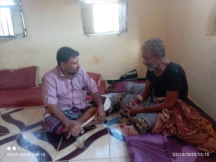 مدير صندوق النظافة بأحور يزور الإعلامي عبدالله الطحر للاطمئنان على صحته