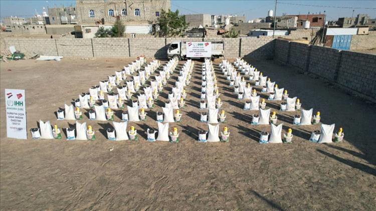 هيئة الإغاثة الإنسانية (IHH) توزّع مساعدات غذائية لـ172 أسرة نازحة في مأرب