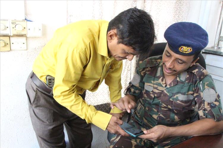 نائب مدير شرطة الحديدة يتفقد سير العمل في مصلحة الأحوال المدنية