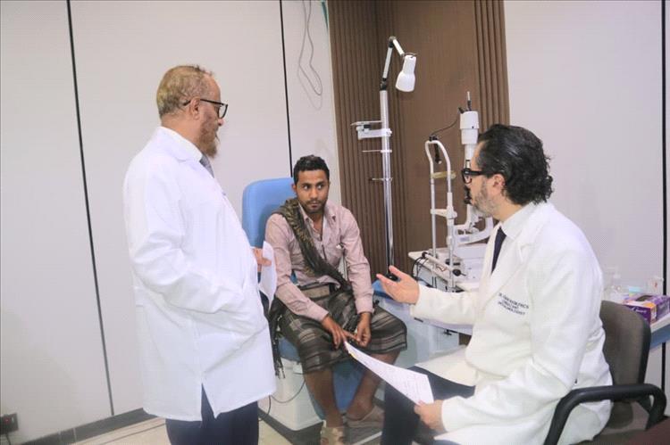 عدن..مستشفى العين التخصصي يختصر عناء السفر للعلاج بالخارج ويستضيف خبيراً دولياً في جراحات العيون