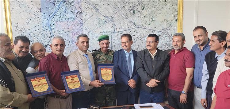 مدير عام المنصورة يناقش أداء مكتب الأشغال العامة للفترة الماضية ويكرم لجنة مجلس الأباء