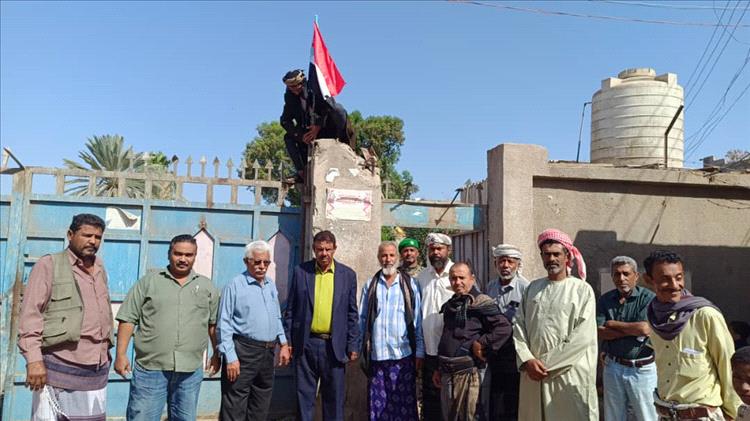 انتقالي خنفر يدشّن رفع العلم الجنوبي في عددٍ من المؤسسات الحكومية