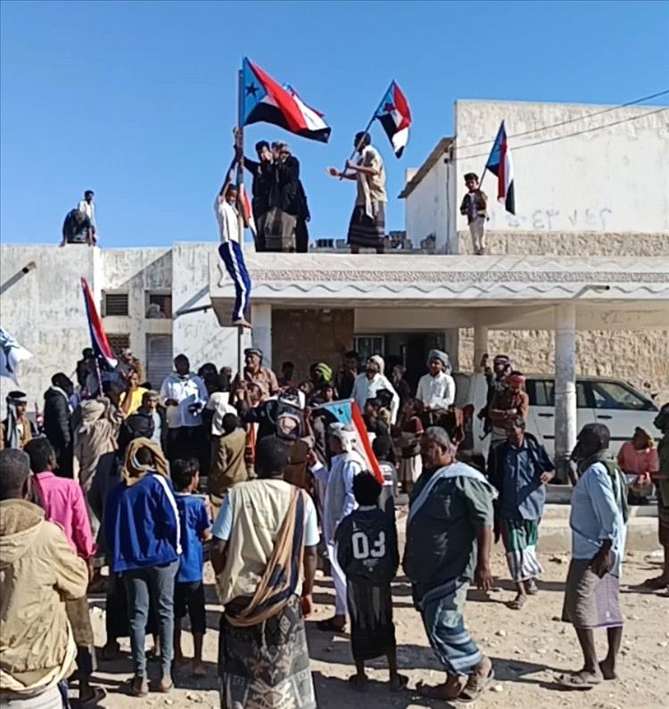 مديرية ميفعة تدشين رفع أعلام الجنوب وصور اللواء الزبيدي على مؤسسات الدولة