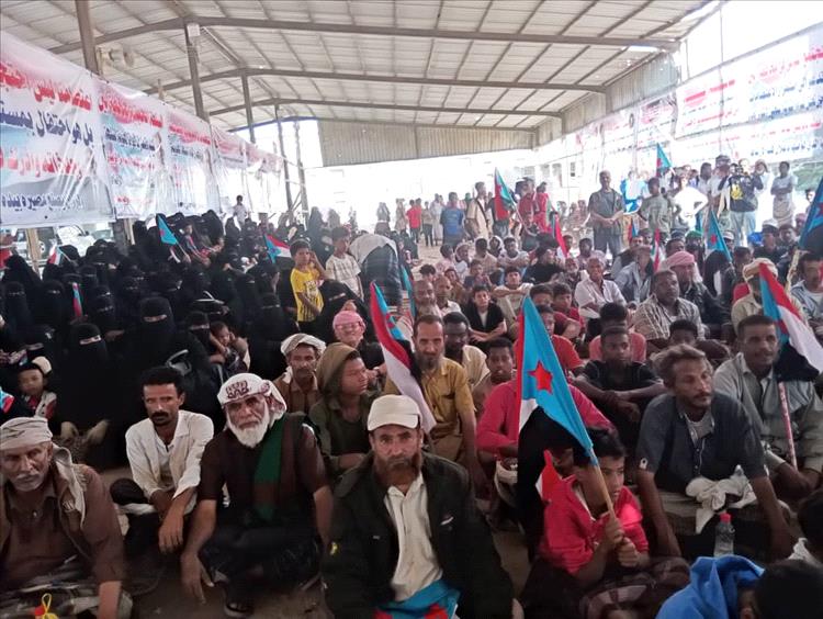 حشود كبيرة في ساحة مخيم الاعتصام المفتوح بأبين تجسد وحدة الصف الجنوبي