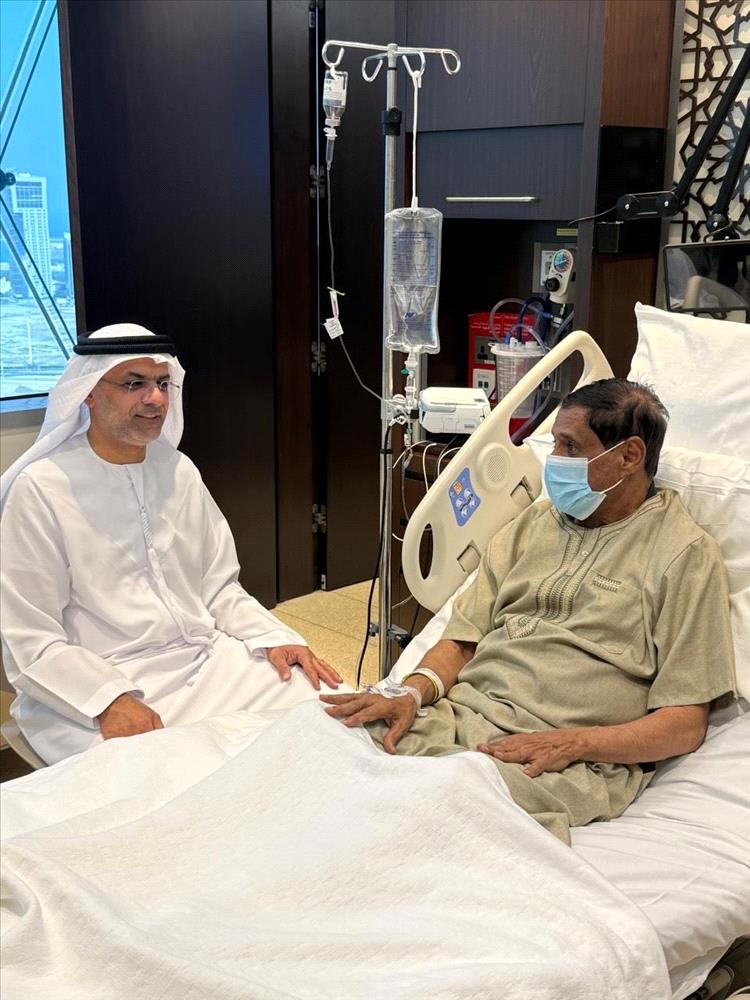 السفير الإماراتي يزور اللواء فرج البحسني للاطمئنان على صحته في أبوظبي 