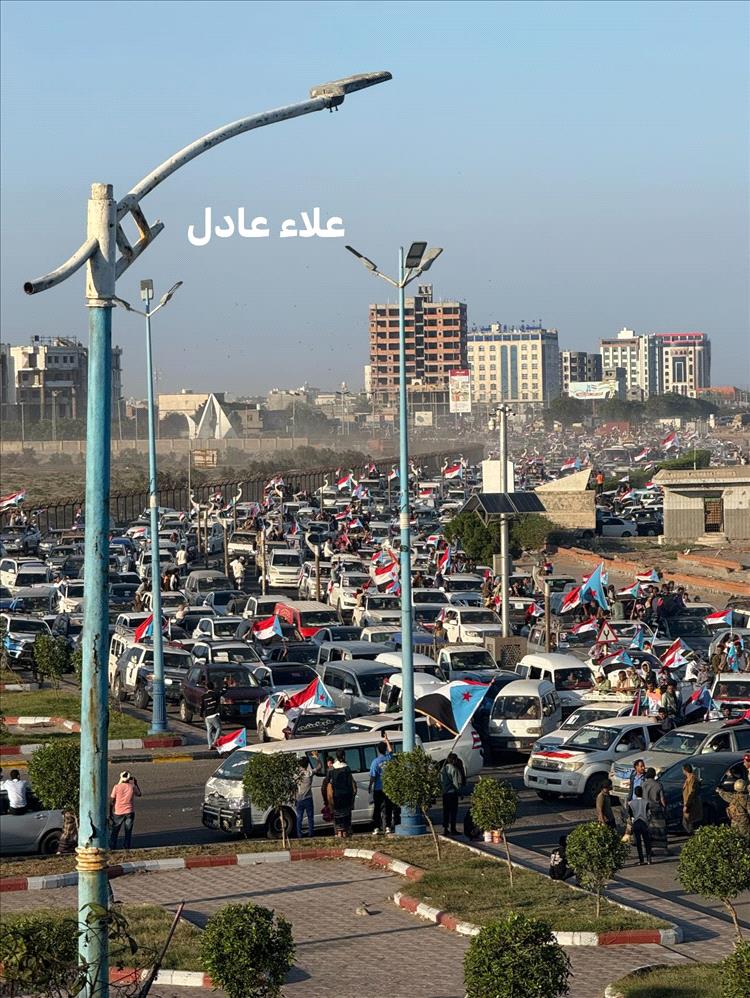 حشود كبيرة لأبناء الضالع تتجه نحو ساحة العروض بعدن