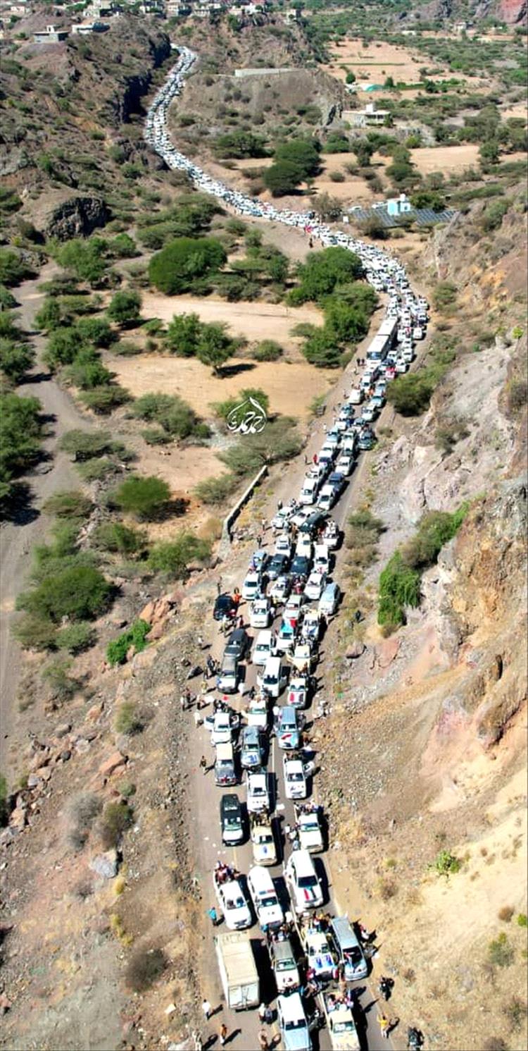 موكب جماهيري ضخم من الضالع يقترب من عدن للمشاركة في اعتصام ساحة العروض