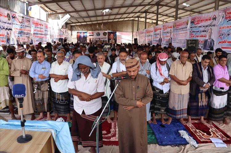 خطيب جمعة مخيم الاعتصام الجنوبي في أبين يحذر من"الشائعات المغرضة ويدعو للاصطفاف لاستعادة الدولة الجنوبية