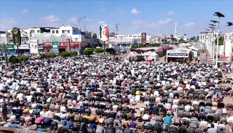 حشود جماهيرية تؤدي صلاة الجمعة في ساحة الاعتصام بساحة العروض بخور مكسر 