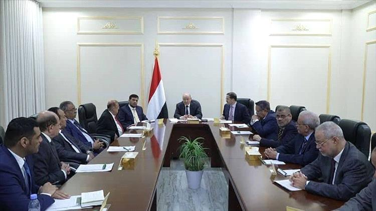 رئيس مجلس القيادة الرئاسي يرأس اجتماعًا طارئًا لمجلس الدفاع الوطني بحضور محافظ حضرموت