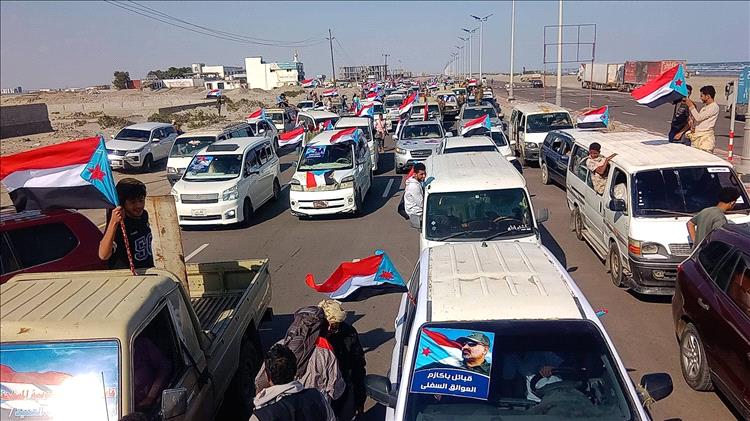 موكب جماهيري من باكازم والمحَفَد وأحور يصل ساحة العروض بخور مكسر للمشاركة في اعتصام الاستقلال 