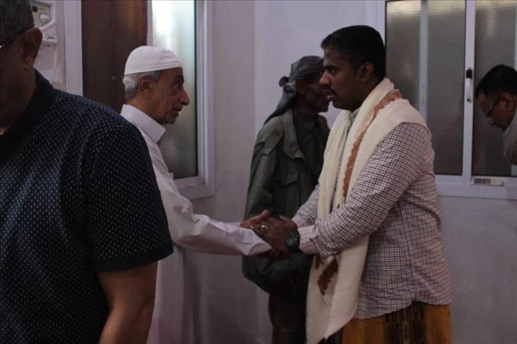 السلطة المحلية بحضرموت تقدم واجب العزاء لأسرة آل العمودي