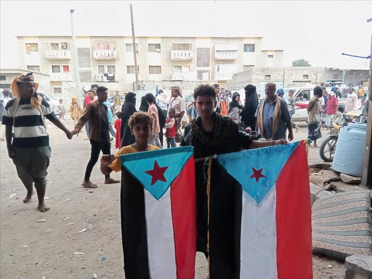 مشاركة لافتة للأطفال في ساحة الاعتصام المفتوح بزنجبار تعكس اتساع الحراك الشعبي بأبين