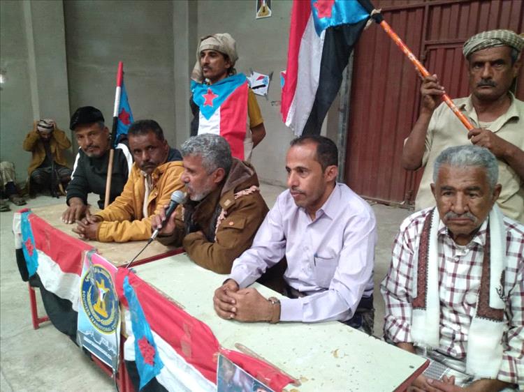 عميد كلية لودر على رأس ندوة في ساحة الاعتصام لأبناء المنطقة الوسطى