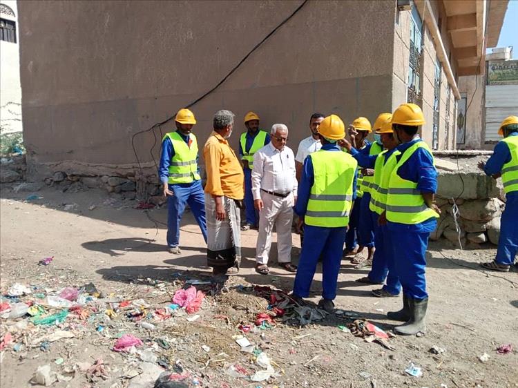 القاضي يناقش الوضع الصحي والبيئي في حيس بهدف وضع حلول مستدامة 