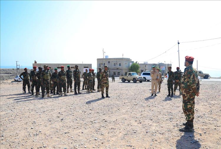 قائد المنطقة العسكرية الثانية يتفقد معسكر الكتيبة الخاصة بالمكلا