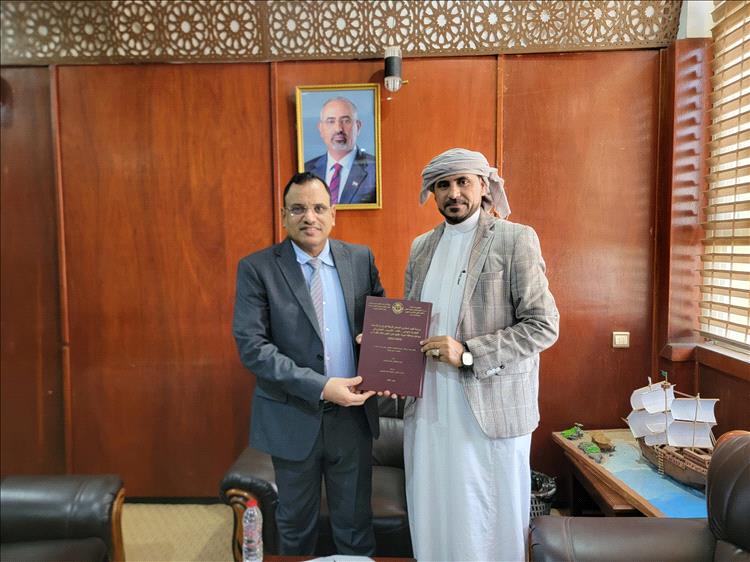 مدير عام المصائد السمكية بشبوة يتلقى الوزير السقطري ويهديه نسخة من شهادة الماجستير ويناقش معه الوضع السمكي بالمحافظة