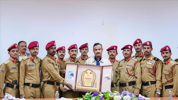 محافظ شبوة يستقبل خريجي الكلية الحربية ويؤكد على أهمية تأهيل الكفاءات العسكرية