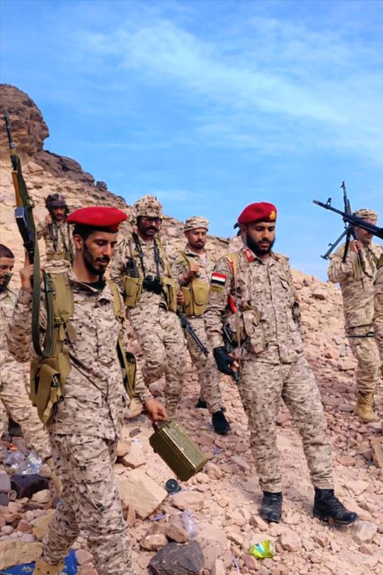 أركان حرب محور الرزامات يتفقد المواقع المتقدمة في باقم بصعدة