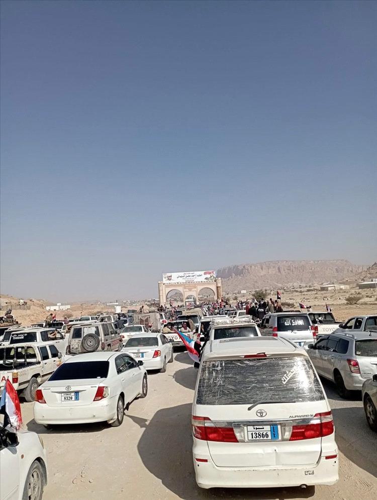 توافد شعبي إلى ساحة الاعتصام في شبوة للمطالبة باستقلال الجنوب