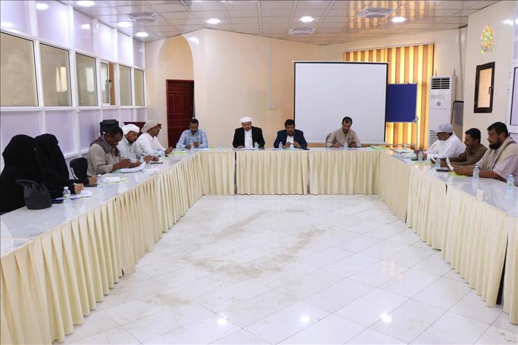 اللجنة الاستشارية بالمهرة تناقش ضبط الأسعار وتكثيف النزولات الميدانية مع مكتب الصناعة والتجارة