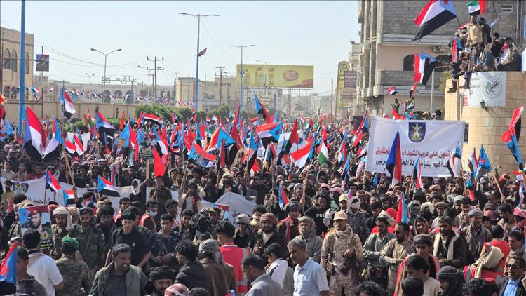 توافد أبناء شبوة إلى ساحة الاعتصام بعتق للمشاركة في فعالية كبرى للمطالِبة بإعلان دولة الجنوب 