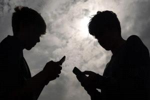 كيف تواجه الأسر العربية إفراط أطفالها في استخدام وسائل التواصل الاجتماعي؟