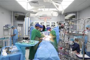 فريق نبض الحياة يحقق إنجازًا طبيًا لافتًا باستئصال ورم قلبي خطير وإنقاذ حياة سيدة أربعينية